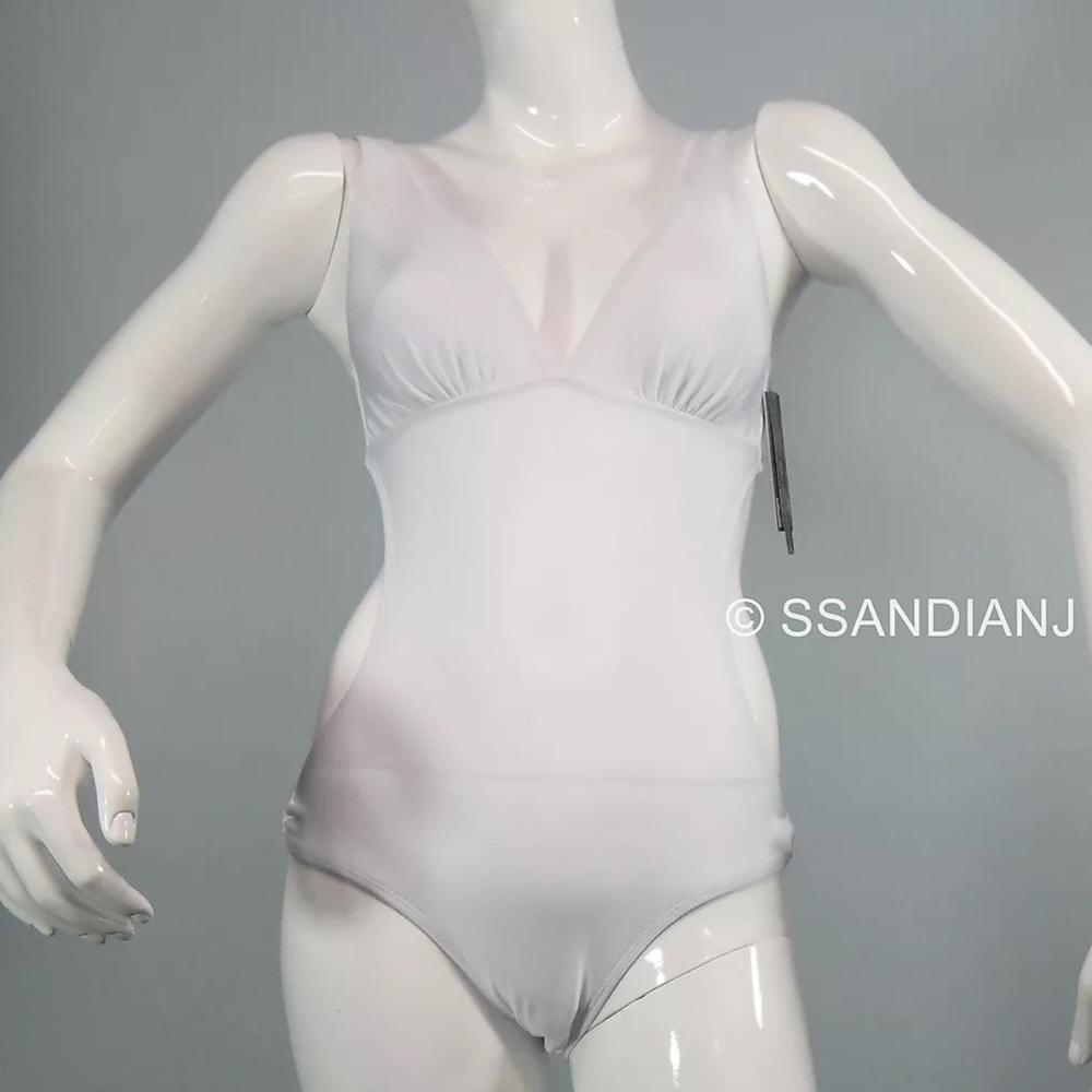 Jennifer López White One-Piece Swimsuit